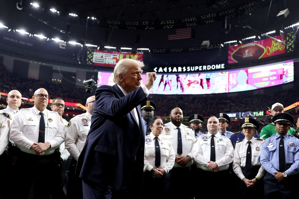 Donald Trump baja al césped del estadio Superdome de Nueva Orleans 