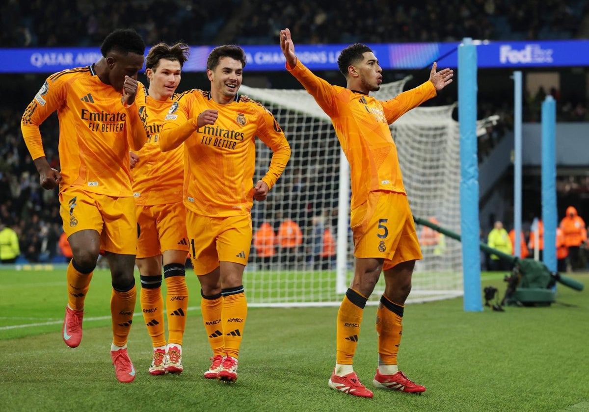 Los jugadores del Madrid celebran el gol de Bellingham