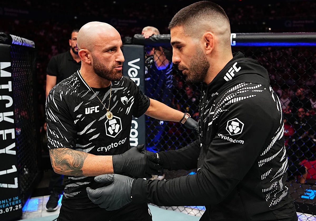 Volkanovski saluda a Topuria dentro del octágono en Sídney