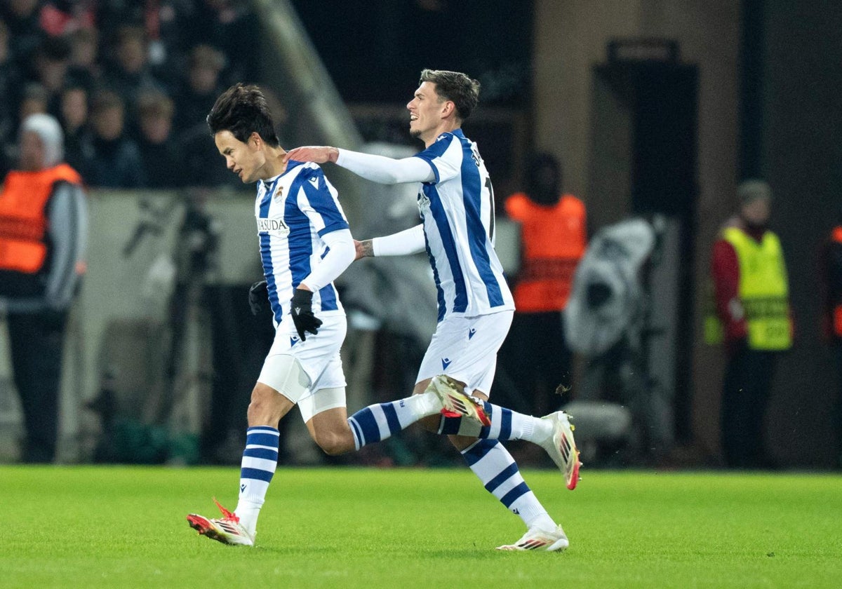 Kubo celebra su gol, el segundo de la Real, con Javi López