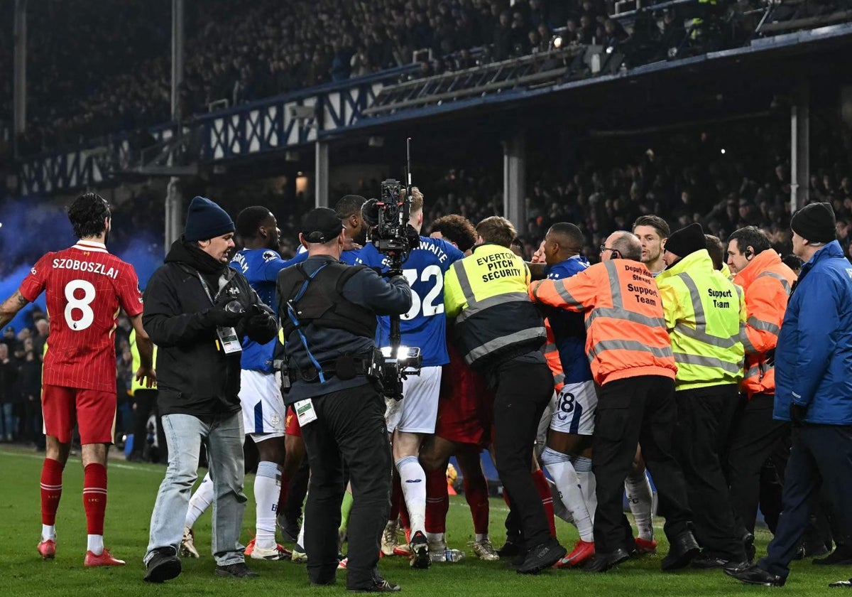 Tangana al final del Everton - Liverpool (2-2)