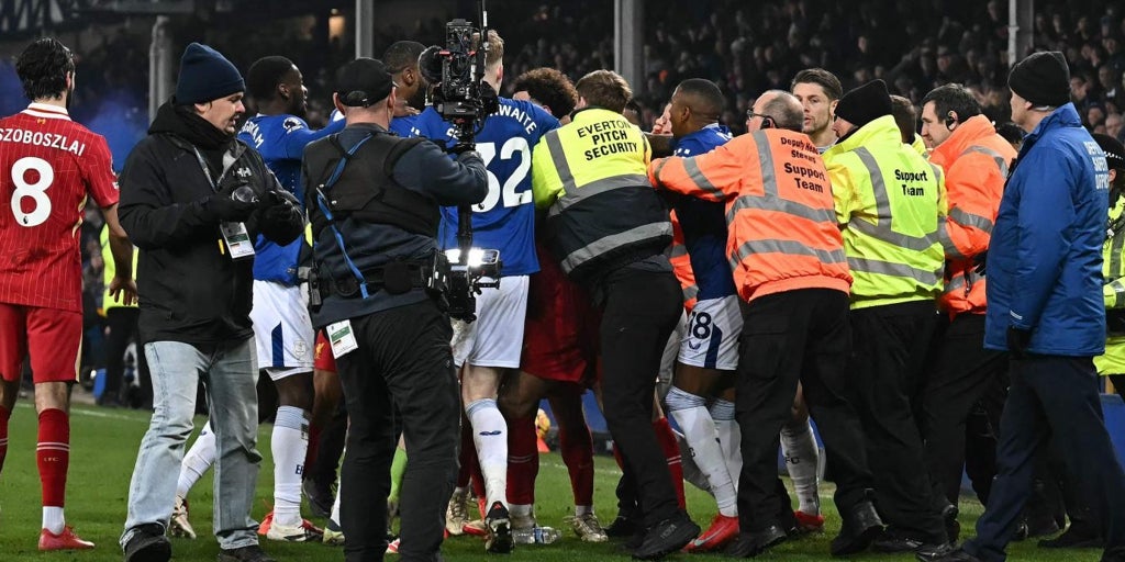 Surrealista final en el Everton - Liverpool: tangana monumental y aficionados invadiendo el campo