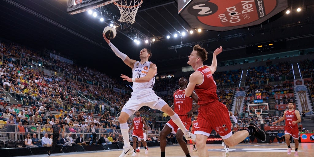 El Madrid de Hezonja aplasta al Manresa y vuela hasta las semifinales