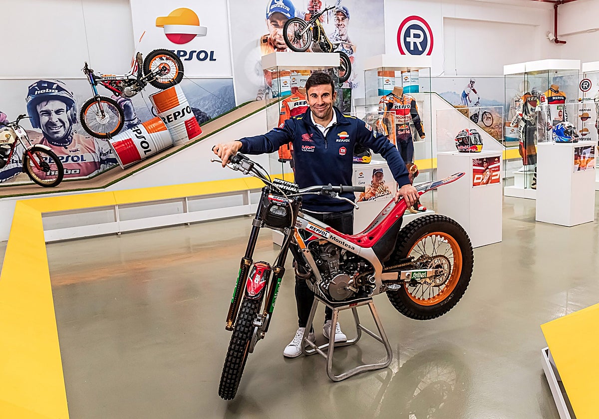 Tono Bou posa con la Montesa Cota 4RT que ha cedido al Museo de la Moto