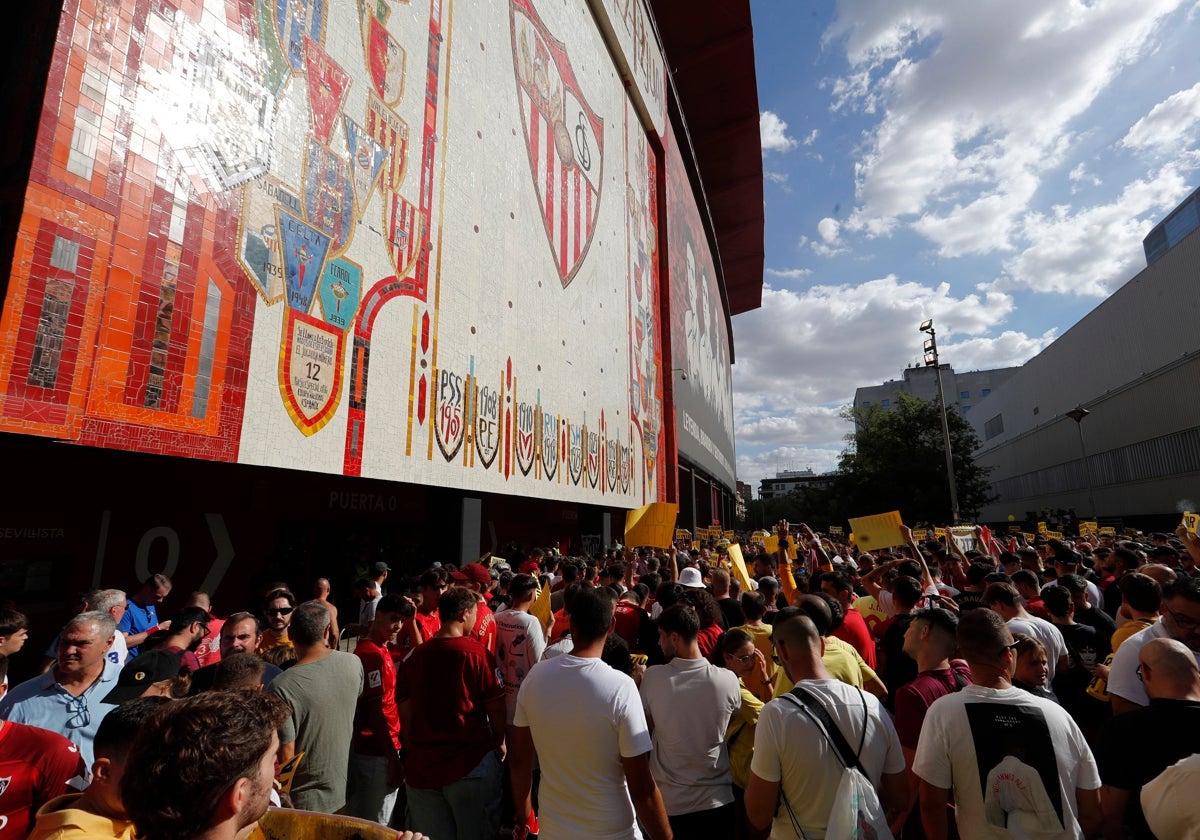 La afición del Sevilla protesta en la previa del duelo ante el Getafe en Nervión.