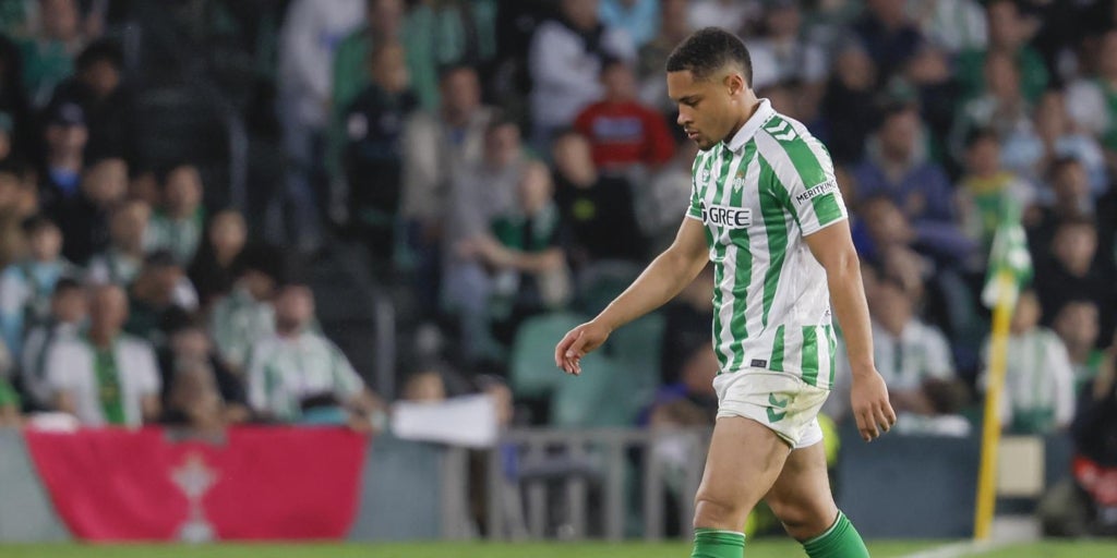 El Betis saca la cara por Vitor Roque tras su expulsión ante el Gent