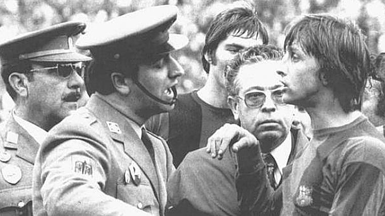 Cruyff, expulsado, no se iba del campo, y el árbitro llamó a la Policía