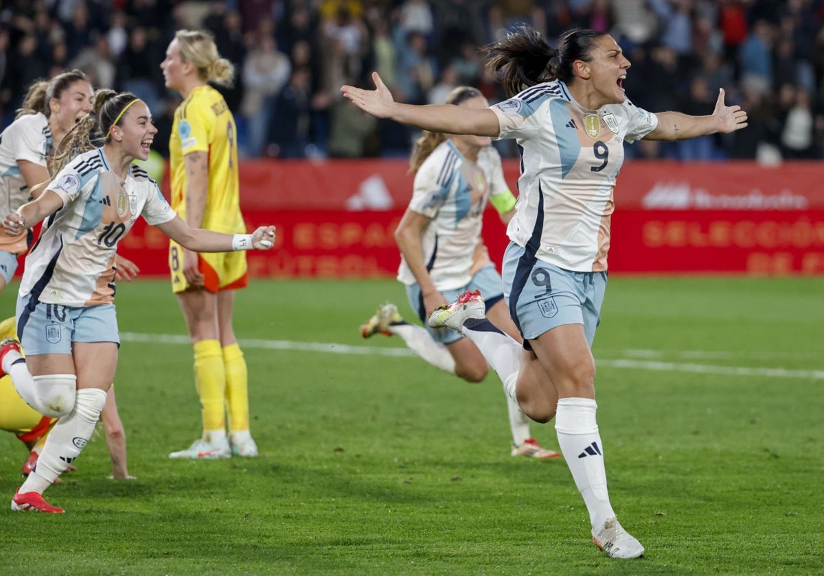 Martín-Prieto celebra el gol de la victoria de España en el último minuto
