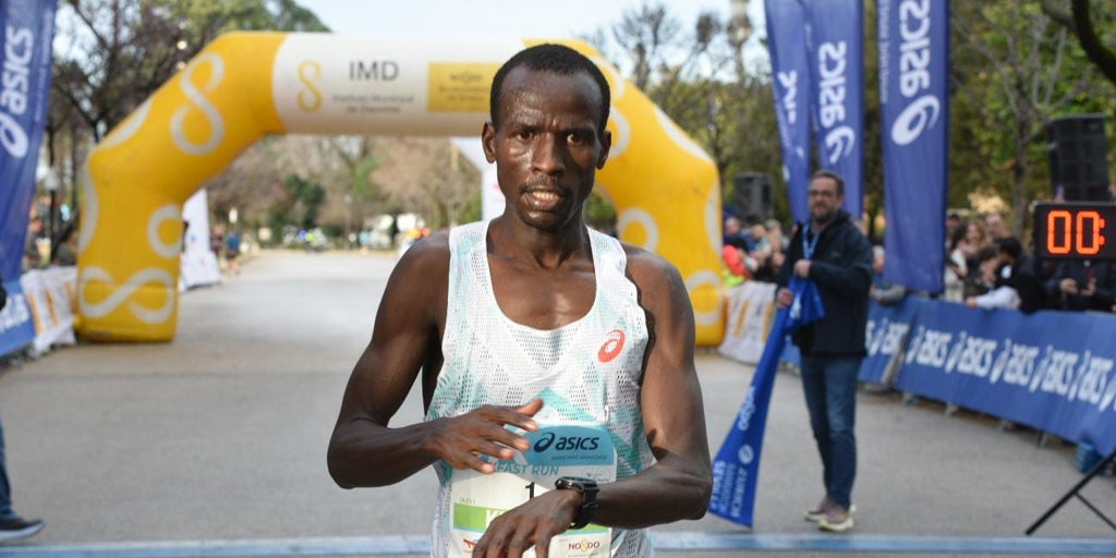 Matthew Kipsang y Annabel Morton, ganadores del '5K Breakfast Run', preámbulo del maratón sevillano