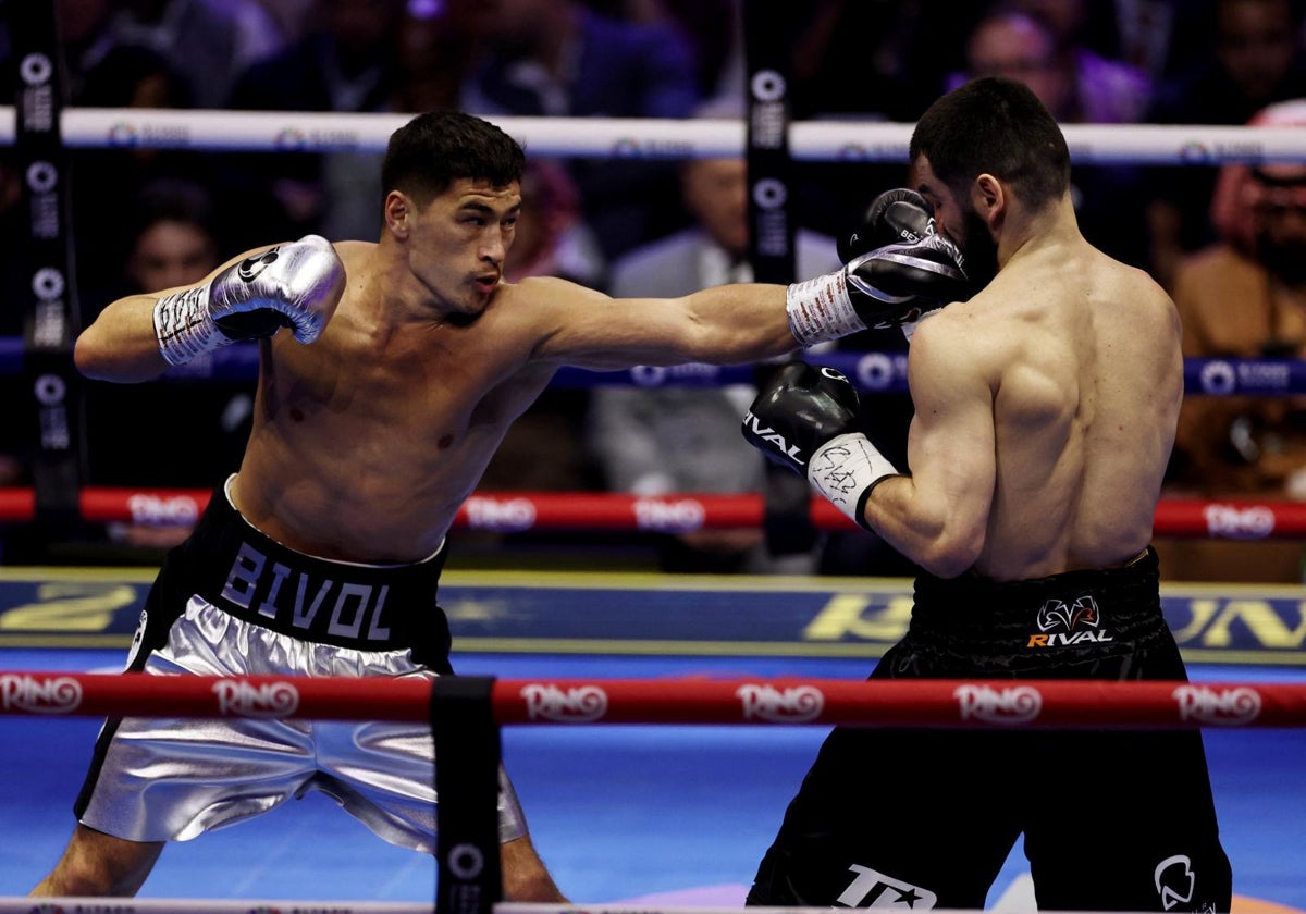 Bivol conecta un recto de izquierda a Beterbiev en la pelea estelar de la velada de Riad