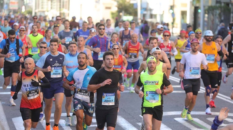 ¿Has corrido el Zurich Maratón de Sevilla 2025? Búscate en las imágenes
