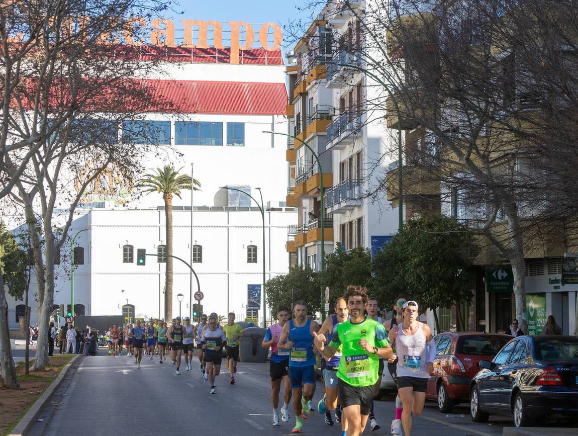 La maratón recorrió alguno de los principales barrios de la capital hispalense