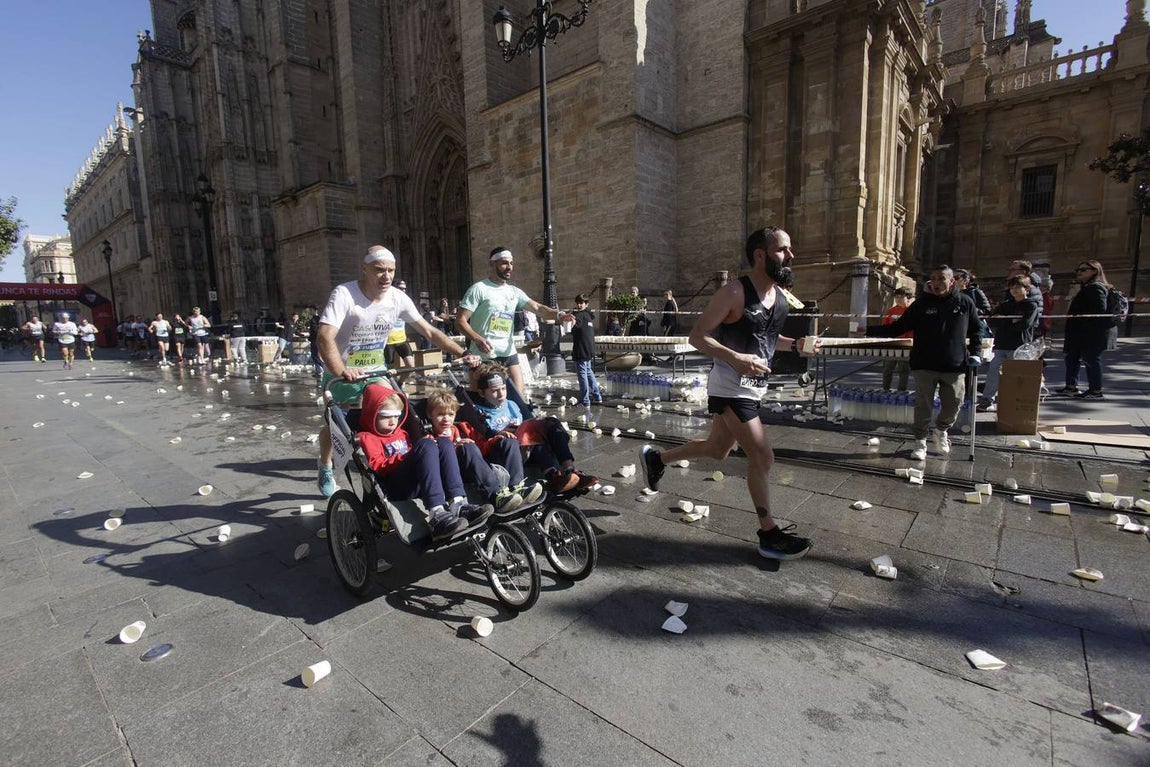 La carrera sevillana ha pasado por lugar emblemáticos de la ciudad como la Torre del Oro o la Plaza de España