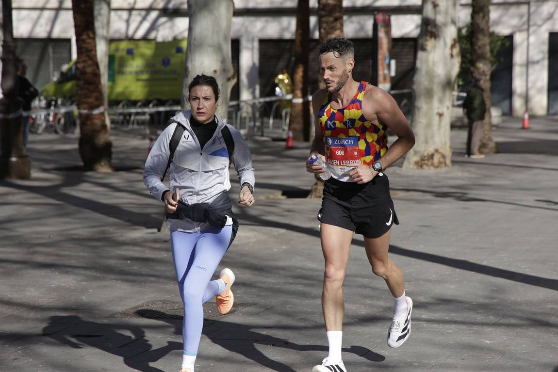 Un total de 14.000 corredores se han dado cita en esta maratón de 2025 en la capital sevillana 