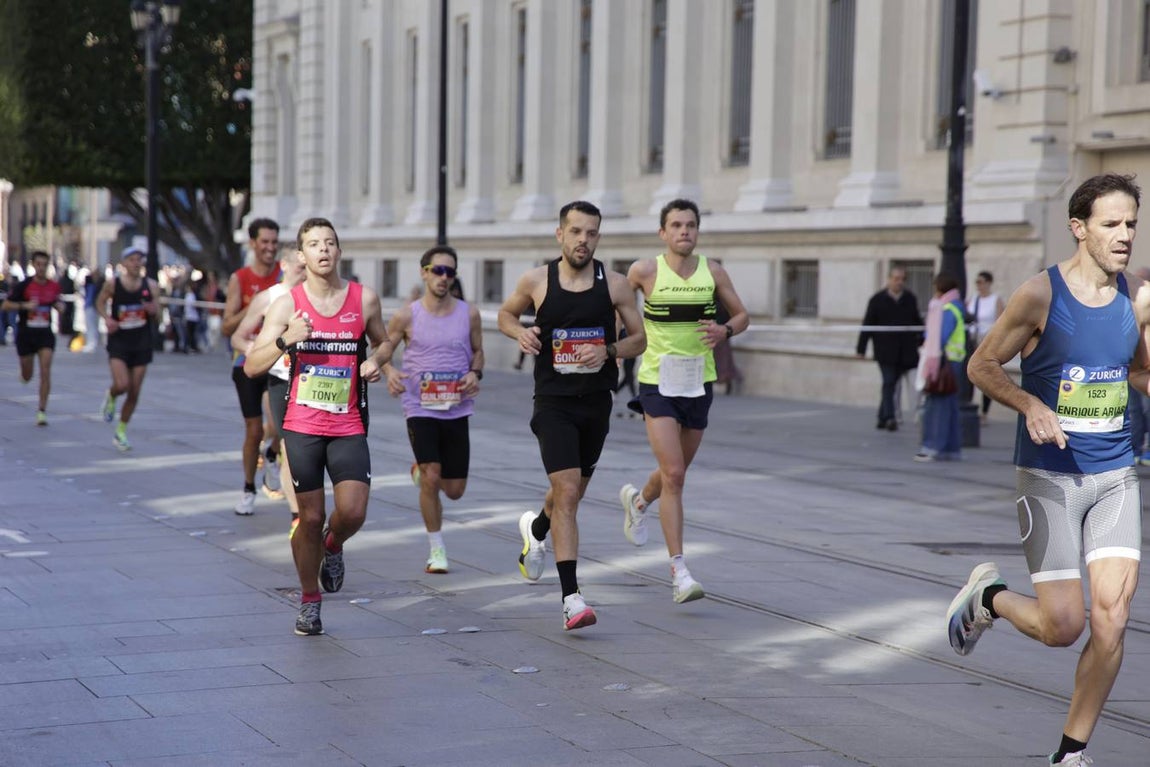Un total de 14.000 corredores se han dado cita en esta maratón de 2025 en la capital sevillana 