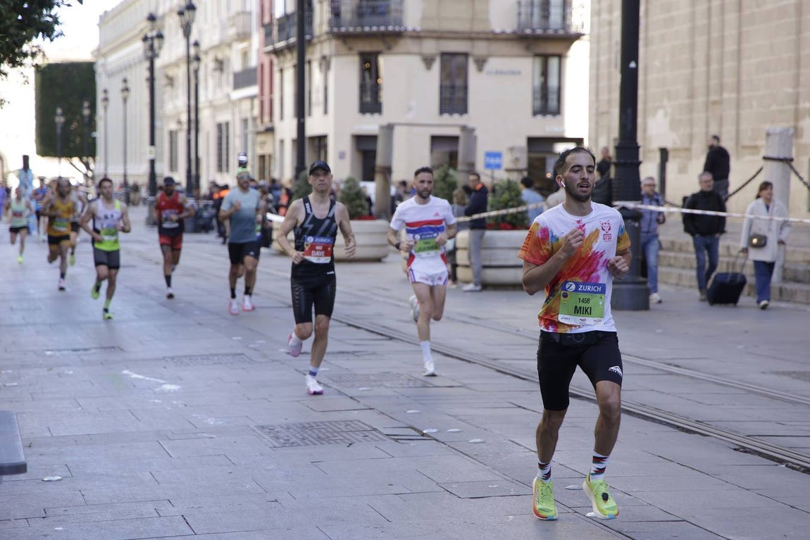 Un total de 14.000 corredores se han dado cita en esta maratón de 2025 en la capital sevillana 