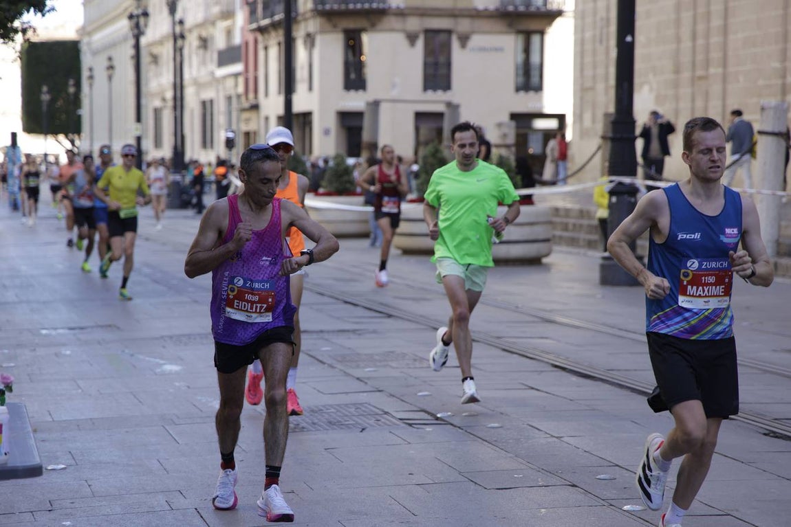 Un total de 14.000 corredores se han dado cita en esta maratón de 2025 en la capital sevillana 
