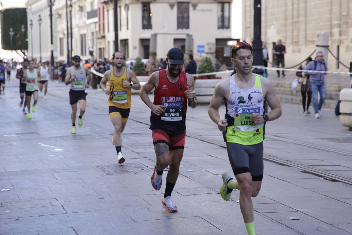 Un total de 14.000 corredores se han dado cita en esta maratón de 2025 en la capital sevillana 