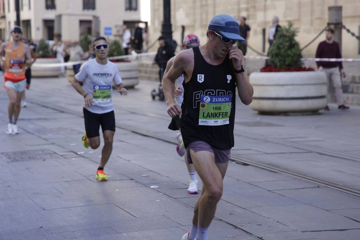 Un total de 14.000 corredores se han dado cita en esta maratón de 2025 en la capital sevillana 