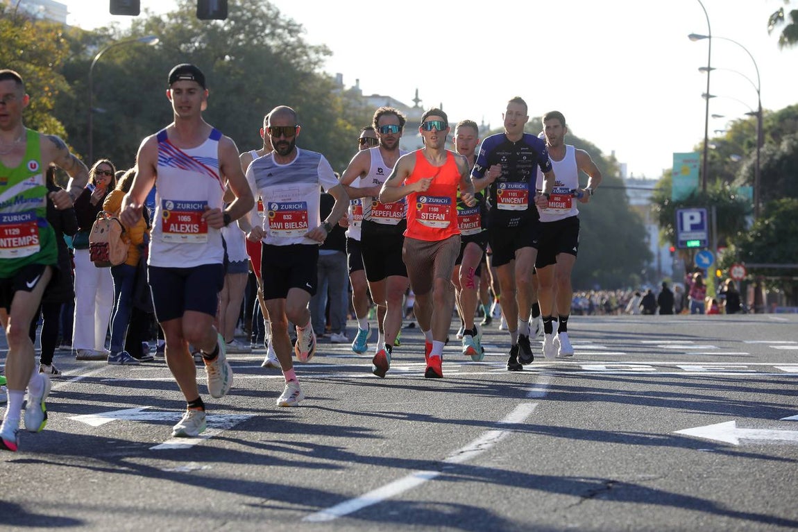 Un total de 14.000 corredores se han dado cita en esta maratón de 2025 en la capital sevillana 