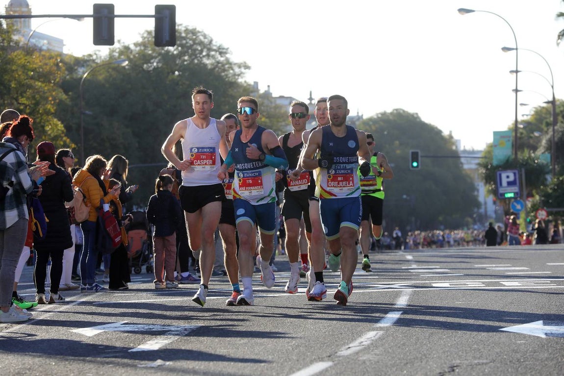 Un total de 14.000 corredores se han dado cita en esta maratón de 2025 en la capital sevillana 
