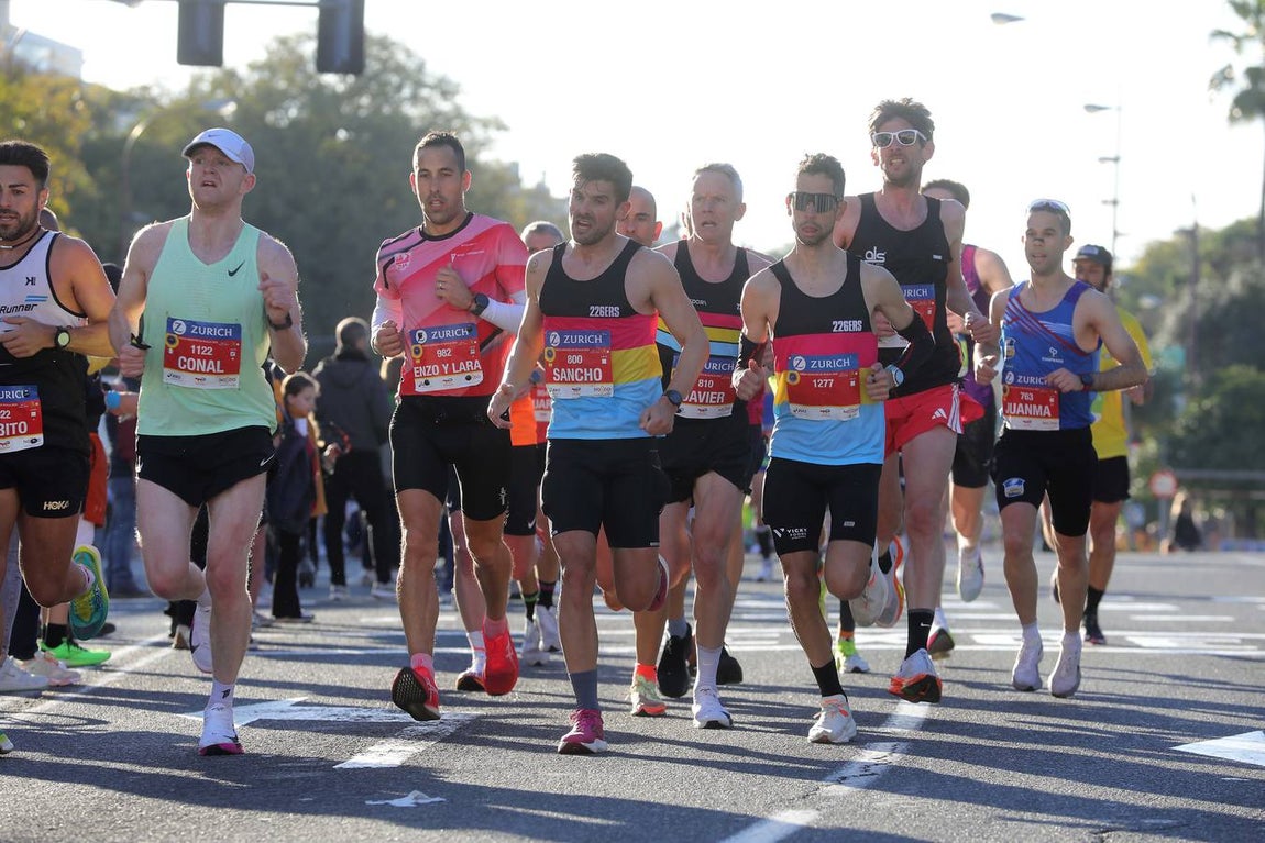 Un total de 14.000 corredores se han dado cita en esta maratón de 2025 en la capital sevillana 