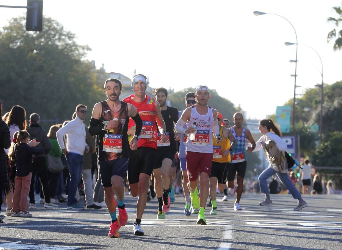 Un total de 14.000 corredores se han dado cita en esta maratón de 2025 en la capital sevillana 