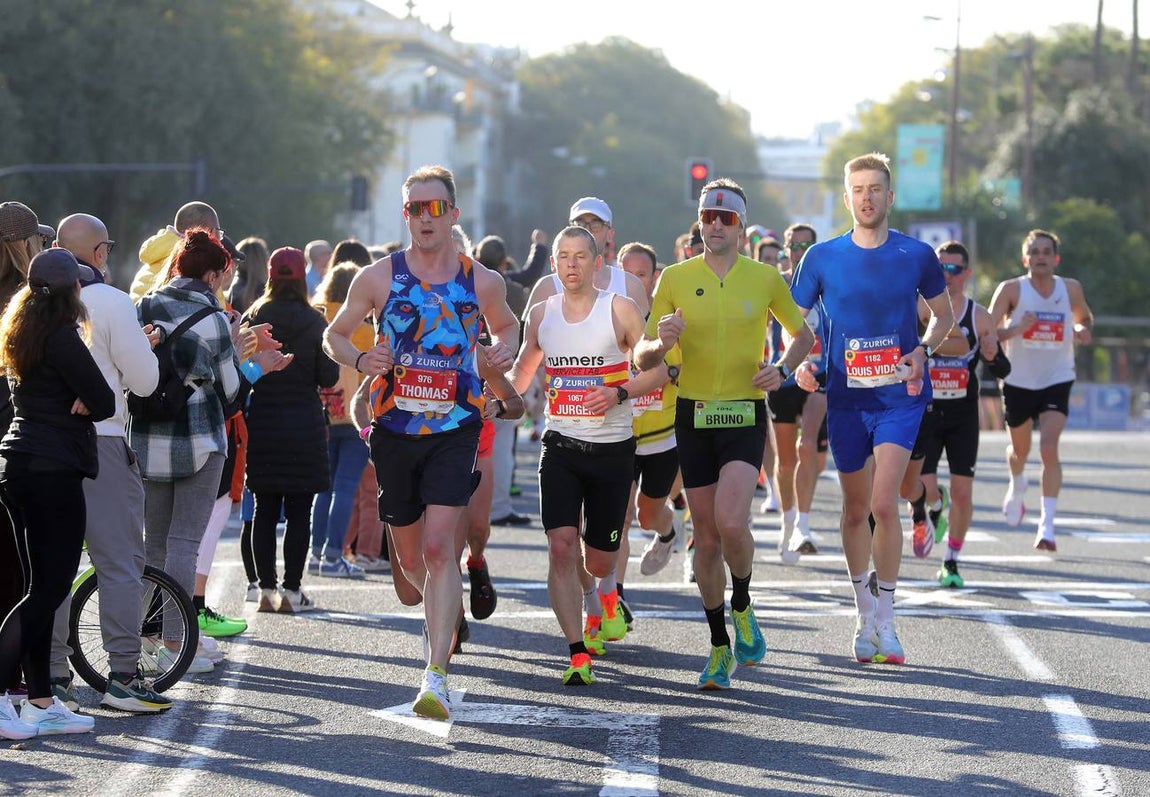 Un total de 14.000 corredores se han dado cita en esta maratón de 2025 en la capital sevillana 