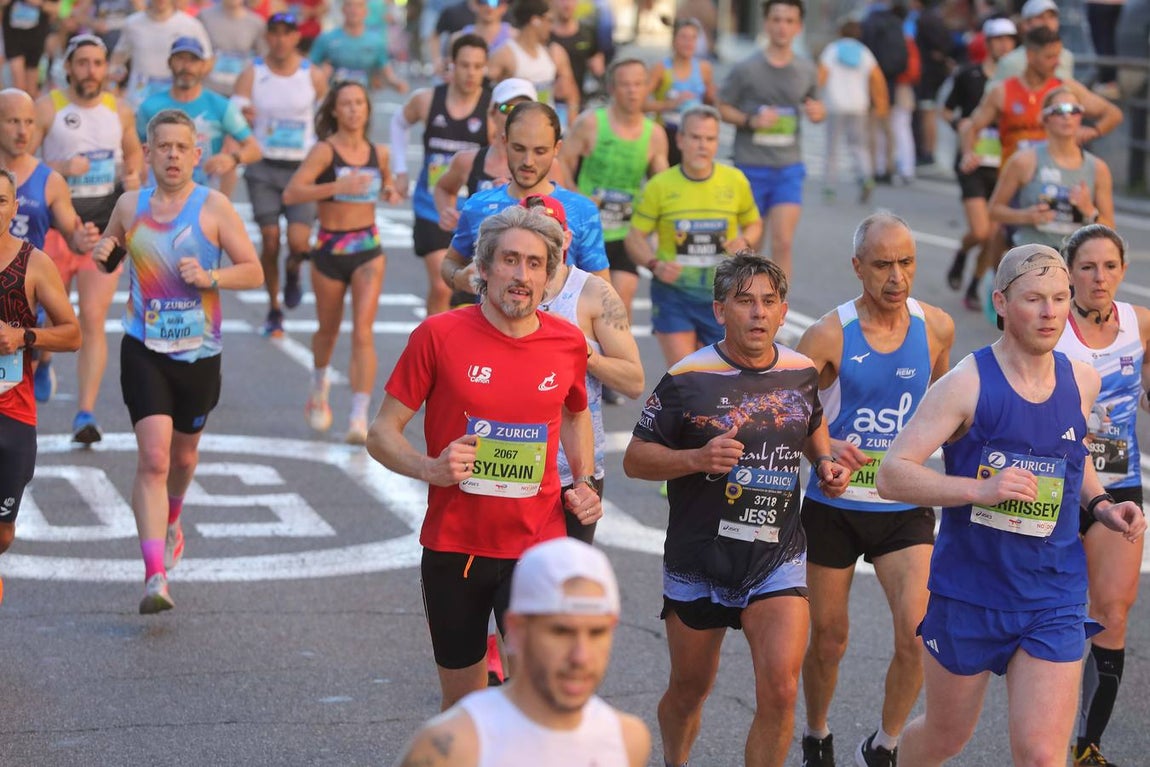 Un total de 14.000 corredores se han dado cita en esta maratón de 2025 en la capital sevillana 