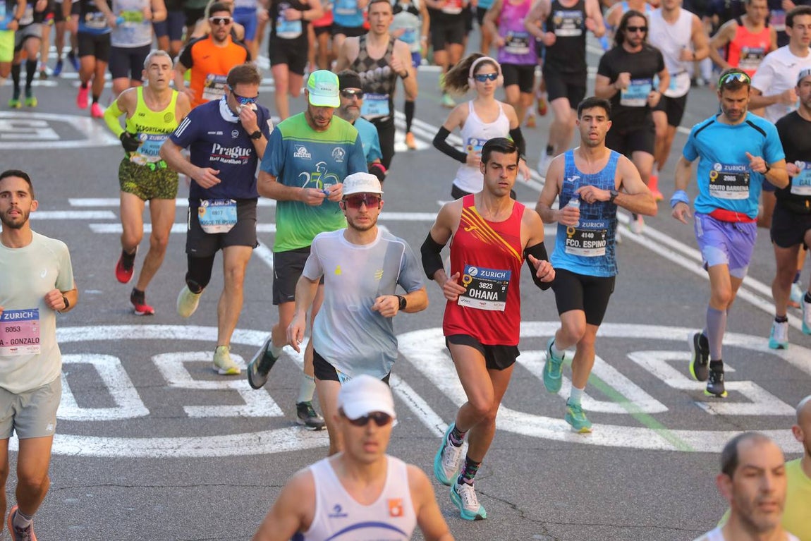 Un total de 14.000 corredores se han dado cita en esta maratón de 2025 en la capital sevillana 