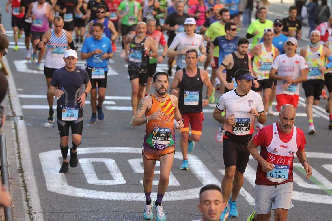 Un total de 14.000 corredores se han dado cita en esta maratón de 2025 en la capital sevillana 