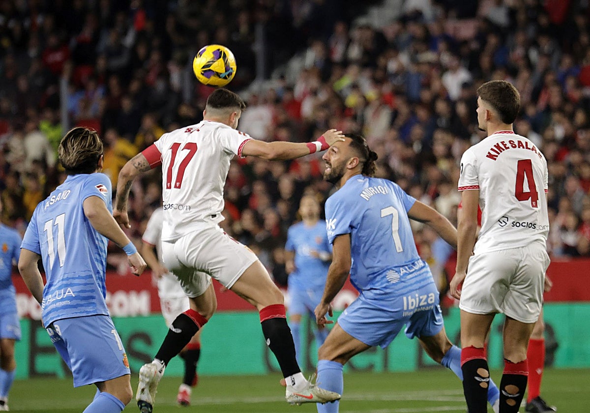 Saúl cabecea el balón entre Kike Salas, Muriqi y Asano
