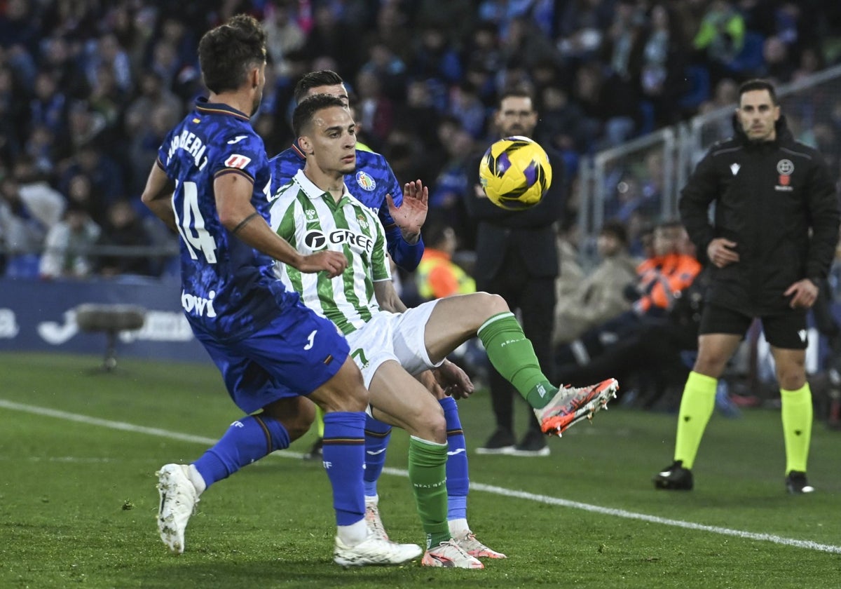 Antony trata de controlar un balón en el Betis - Getafe