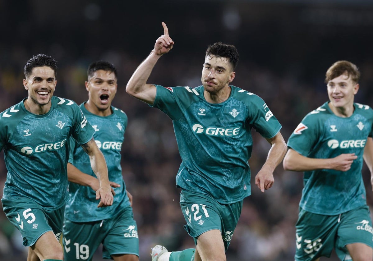 El centrocampista del Betis Marc Roca (2d) celebra su segundo gol, tercero del equipo andaluz, durante el partido de la jornada 24 de LaLiga que Real Betis y Real Sociedad