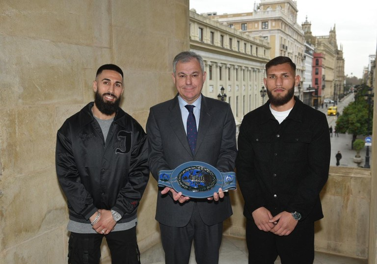 Rafael Acosta 'Falito' y Carlos 'Ratón' Pérez posando junto José Luis Sanz, alcalde de Sevilla, que sostiene del cinturón EBU Silver