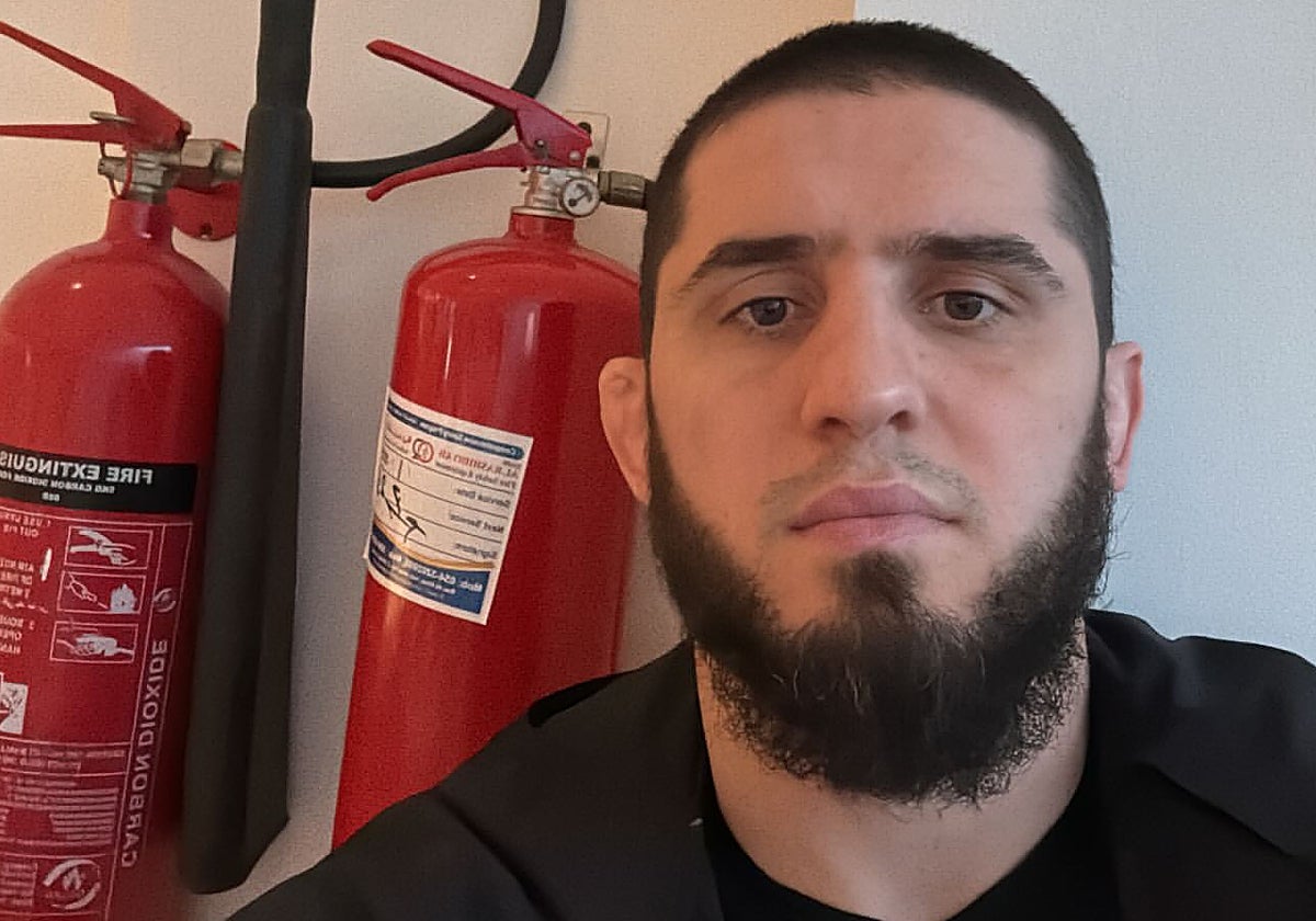 El campeón del peso ligero de la UFC, Islam Makhachev, junto a dos extintores