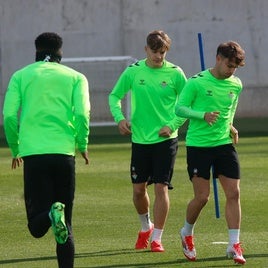 ÃÂngel Ortiz, durante un entrenamiento con el primer equipo del Betis en la ciudad deportiva Luis del Sol