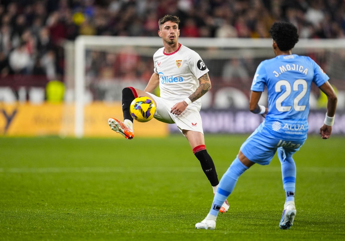 José Ángel Carmona toca el balón ante Mójica en el último partido del Sevilla contra el Mallorca.