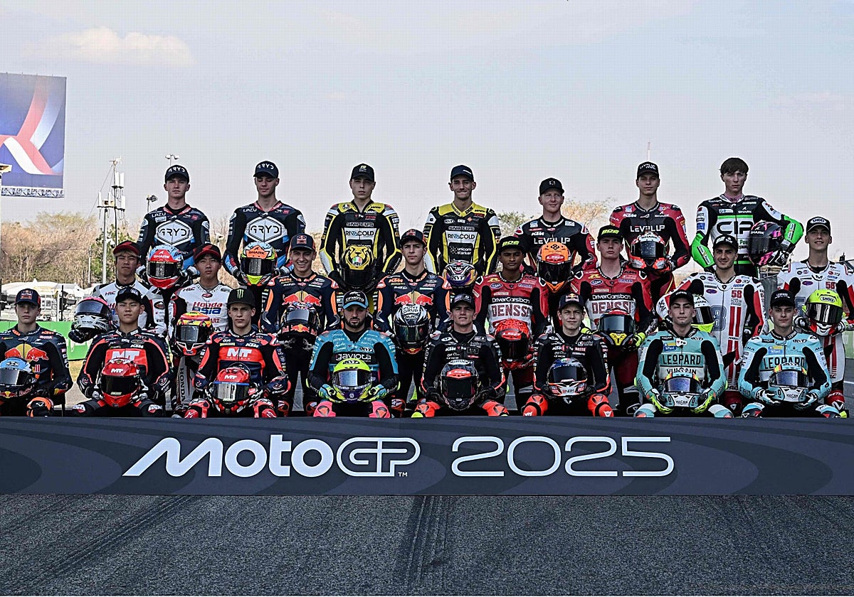 Foto de familia de la parilla de Moto3 en el Chang International Circuit de Tailandia