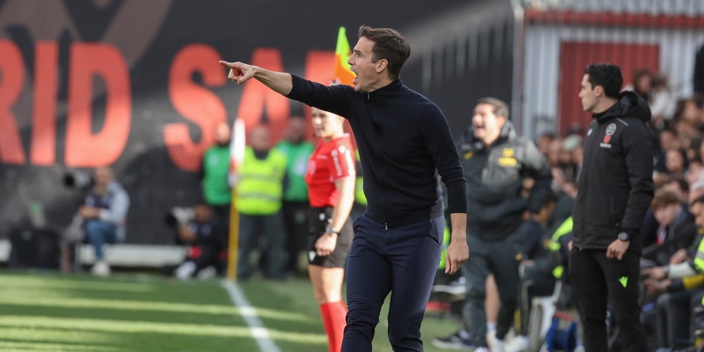 Íñigo Pérez, entrenador del Rayo: «El Sevilla es un club con una grandeza reciente al que le cuesta mantenerla»