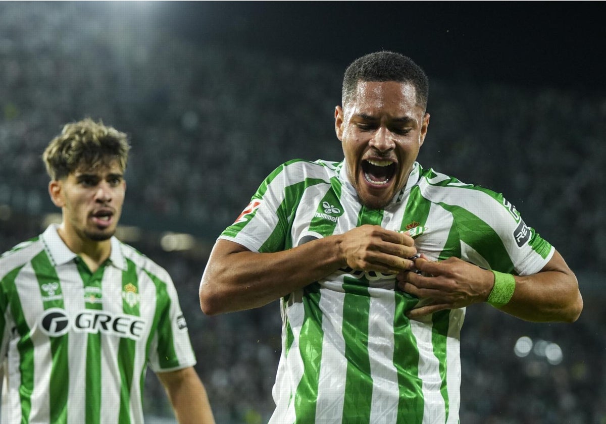 Vitor Roque celebra un gol con el Betis