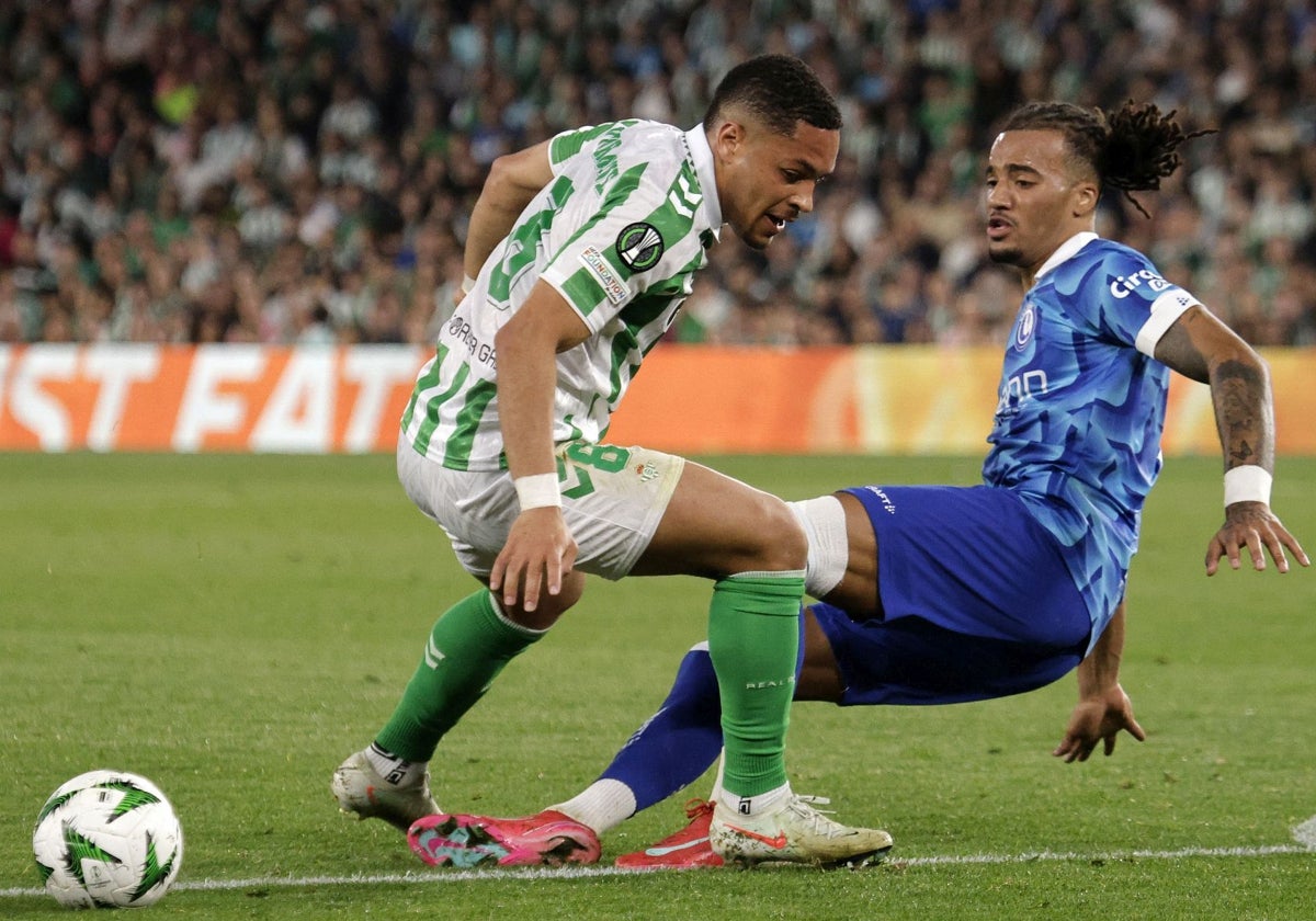 Vitor Roque, en un lance del Betis - Gent de la Conference League