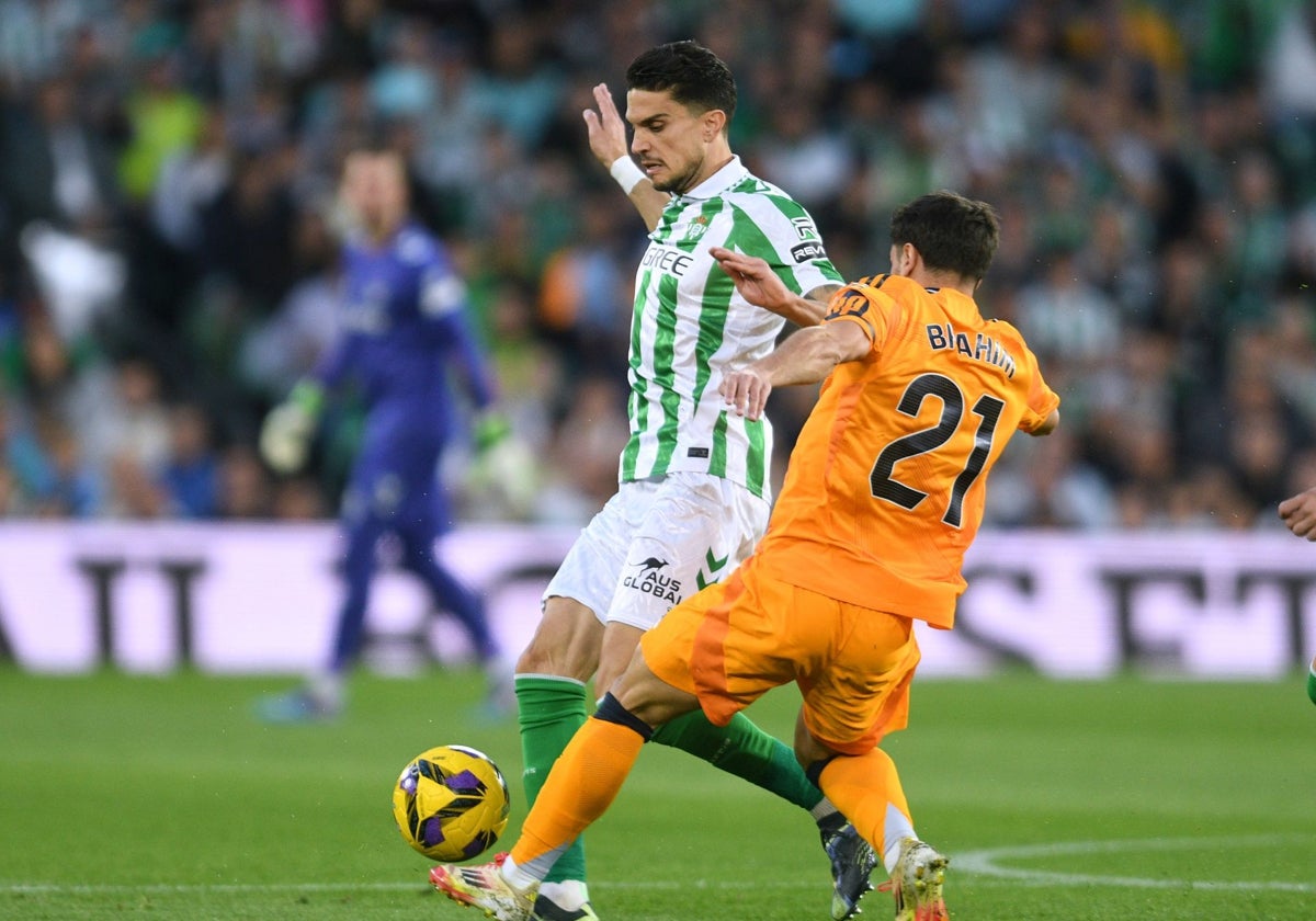 Bartra disputa un balón con Brahim en el partido de este sábado