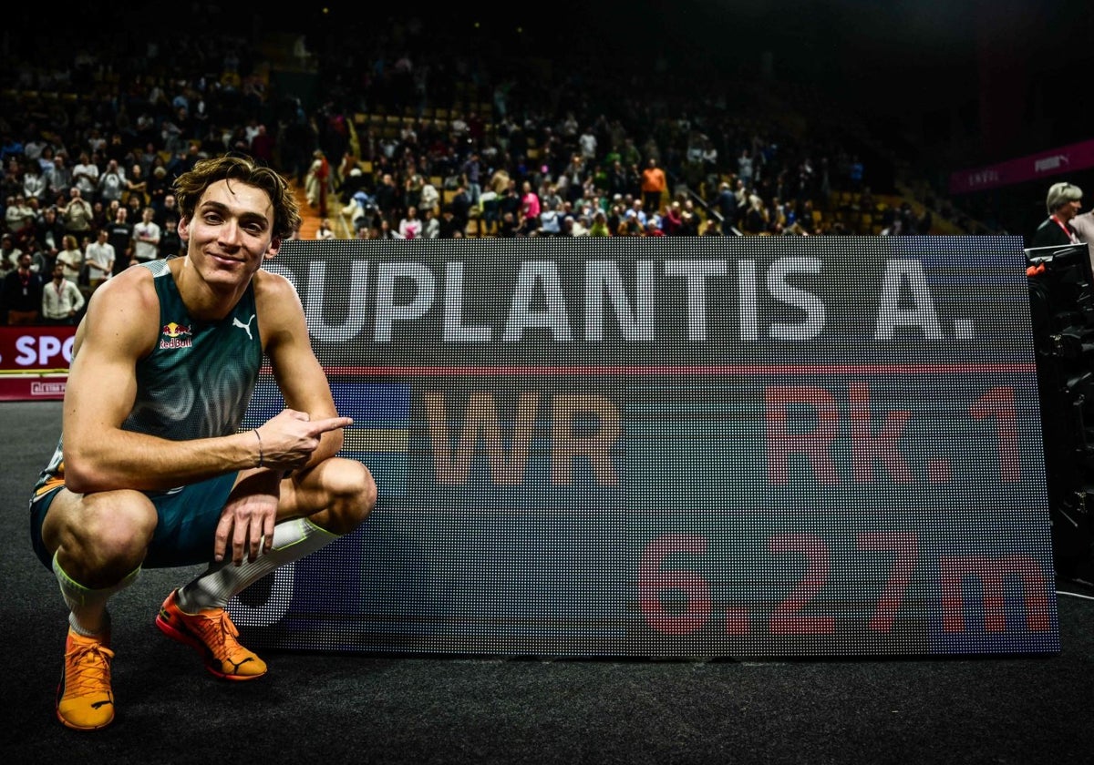 Duplantis posa con su último récord mundial