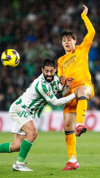 Isco y Guler pugnan por la pelota en el Villamarín