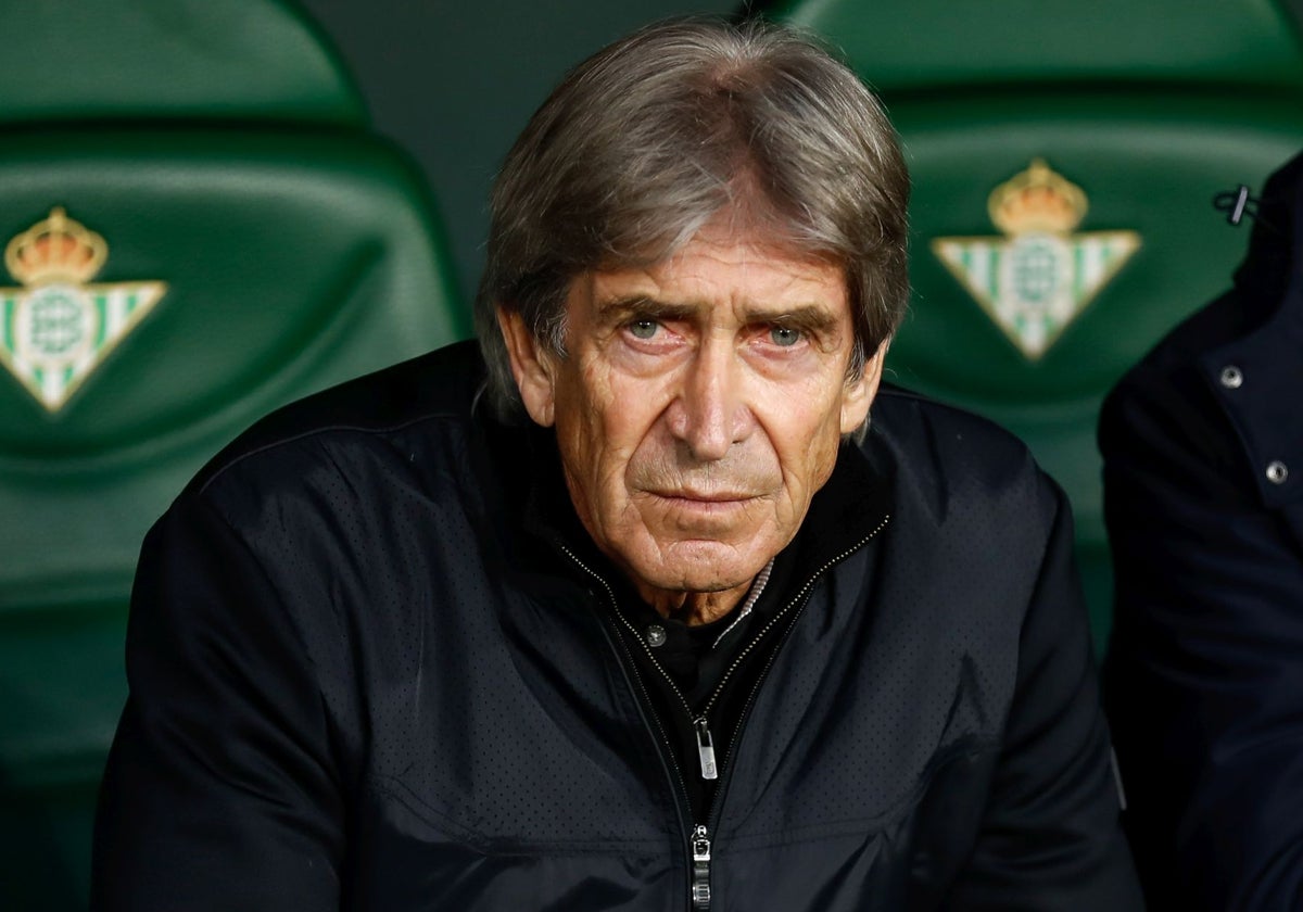 Manuel Pellegrini, en el banquillo verdiblanco en el transcurso del Real Betis - Real Madrid