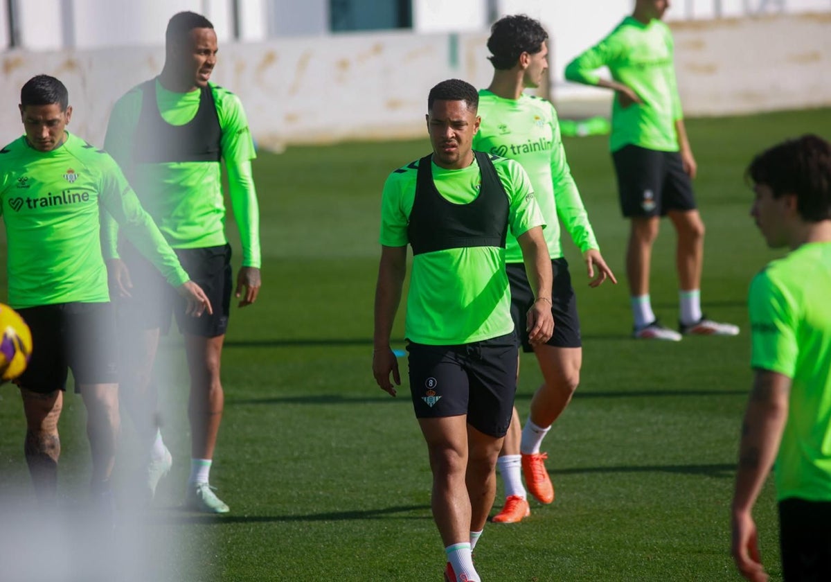 Vitor Roque, durante su último entrenamiento como jugador del Real Betis