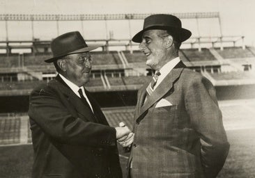 Bernabéu y Barroso, presidentes del Real Madrid y el Atlético, en 1959