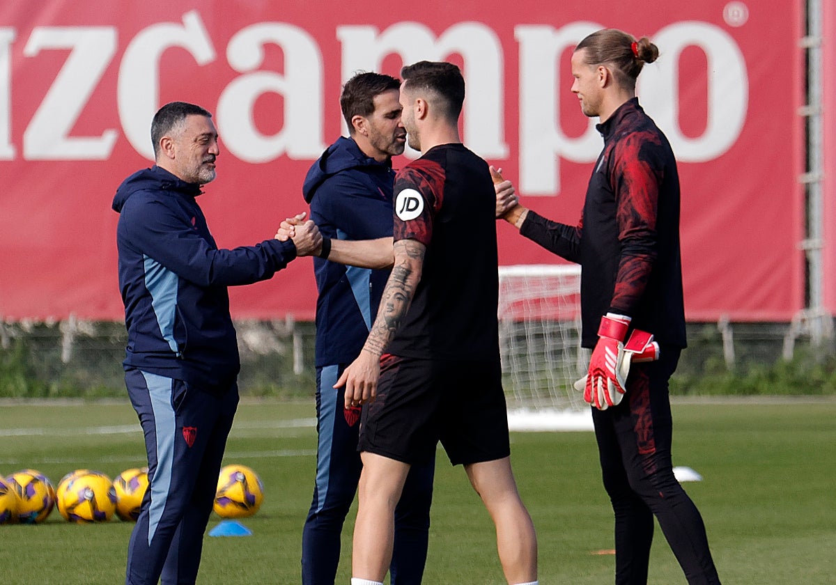 Saúl y Nyland saludan a García Pimiienta y a un asistente antes de un entrenamiento de la pasada semana