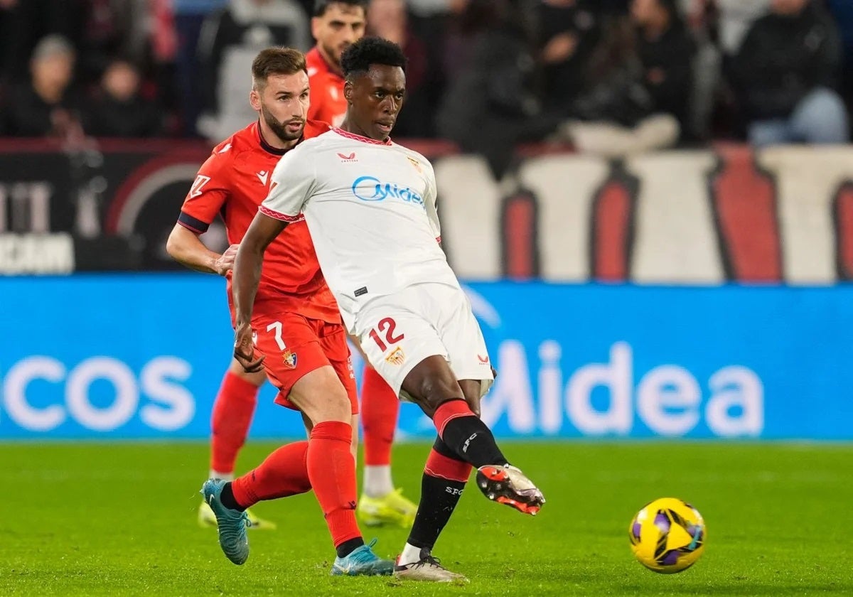 Lokonga realiza un pase ante Moncayola en el Sevilla - Osasuna de diciembre